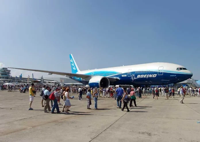 B777-200LR_Paris_Air_Show_display