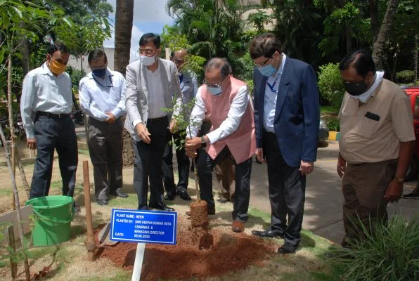 BEML-CMD-PLANTING-SAPLING-596x400