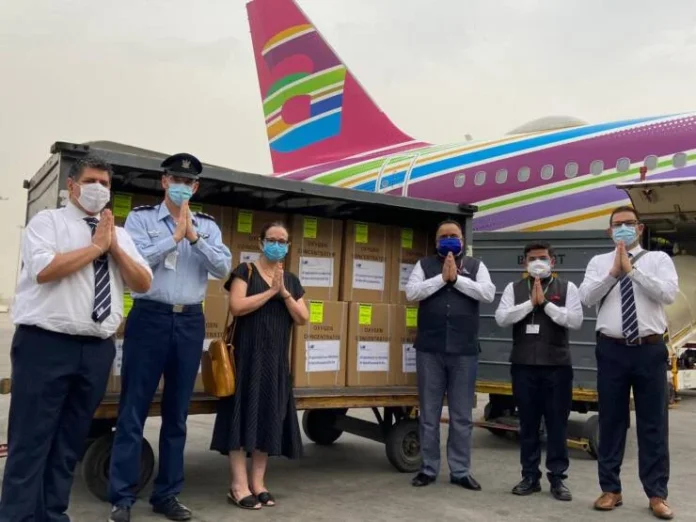 IAI-Delivering-oxygen-devices-to-India4-e1621242752248