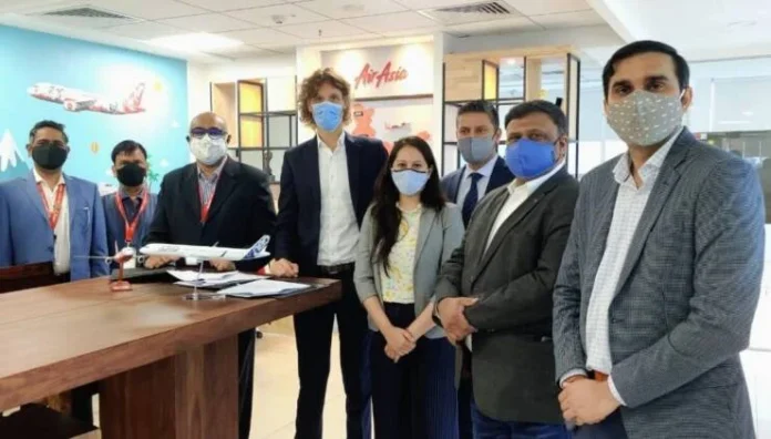 AirAsia-India-and-Airbus-teams-at-the-signing-ceremony-e1629375421677