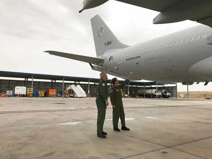 Pilots-from-Multinational-Multi-Role-Tanker-Transport-Fleet-checking-out-the-Elbit-Systems-J-MUSIC-DIRCM-turret_credit-NSPA-1