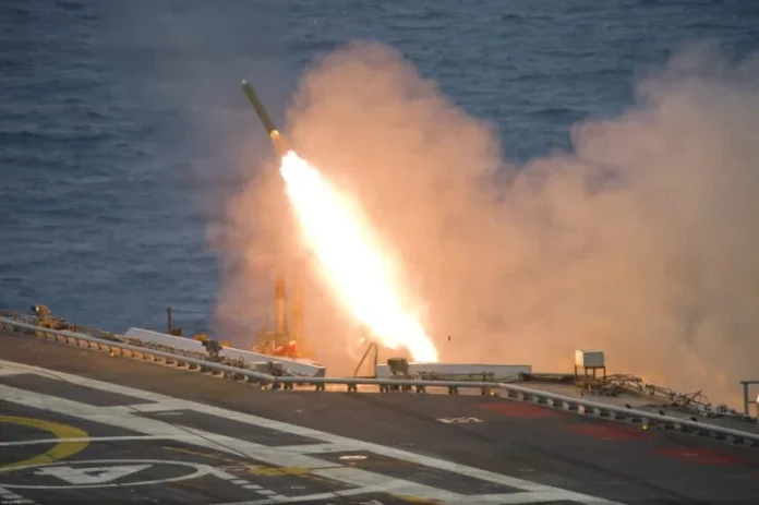 Surface-to-Air-Missile-Successfully-Tested-by-Indian-Navy-scaled-e1653577170891