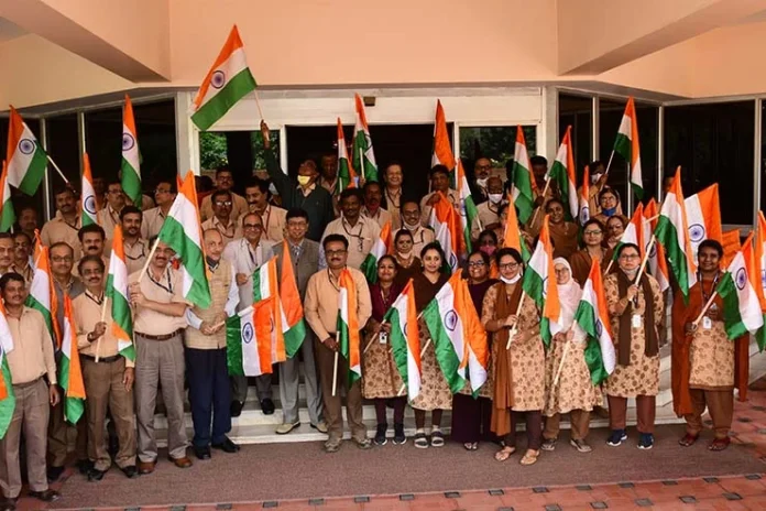 Shri-Amit-Banerjee-CMD-BEML-seen-with-officers-and-employees-during-the-flag-distribution-