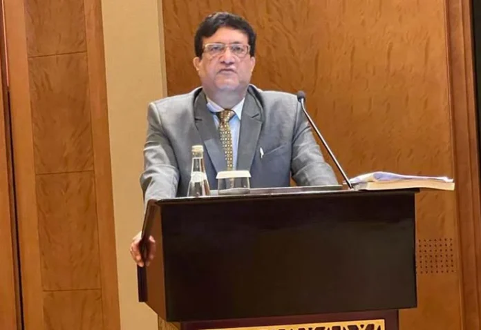 Mr-Dinesh-Kumar-Batra-speaking-at-Investors-Outreach-Program-in-the-Middle-East-