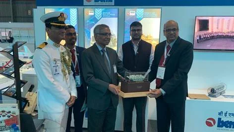 Shri-MGG-Raju-General-Manager-Defence-presenting-the-Arjun-ARRRV-scale-model-to-Shri-Jaideep-Sarkar-the-Honable-High-Commissioner-of-India-at-South-Africa
