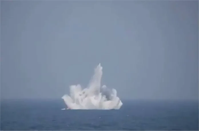 Indian_Navy_Successfully_Engages_Underwater_Target_with_Indigenously_Developed_Heavy_Weight_Torpedo_925_001