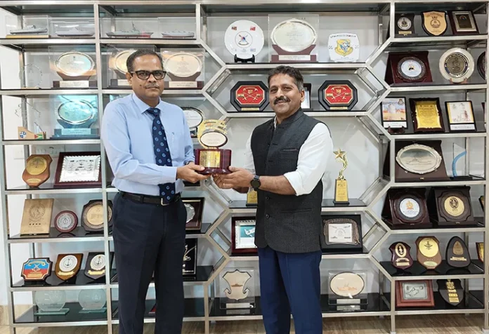 CMD-GRSE-Cmde-PR-Hari-IN-Retd.-presenting-the-award-to-Shri-RK-Dash-DirectorFinance